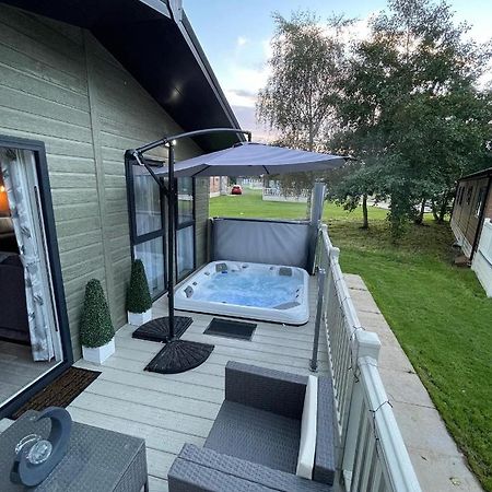 Reynards Retreat Lodge With Hot Tub Barmby on the Moor Eksteriør billede
