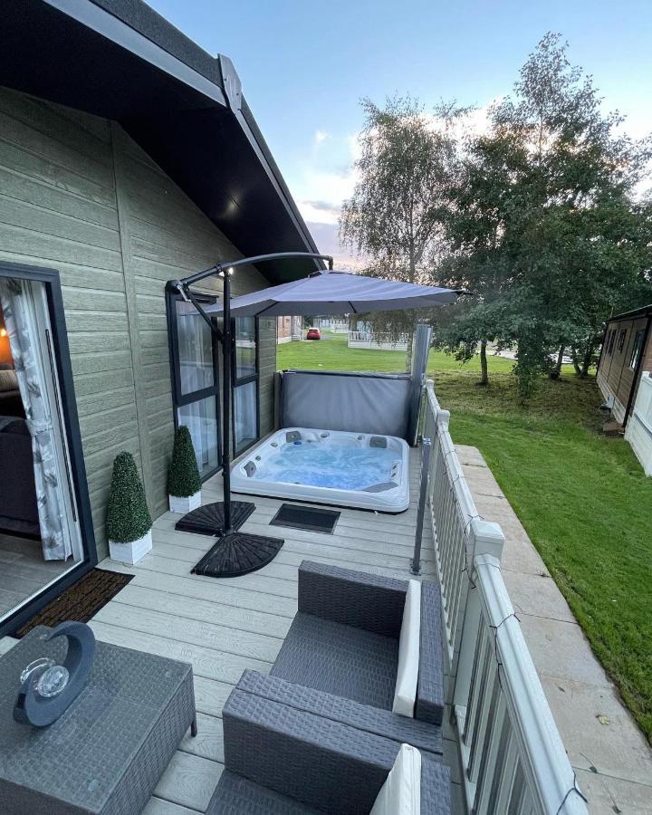 Reynards Retreat Lodge With Hot Tub Barmby on the Moor Eksteriør billede