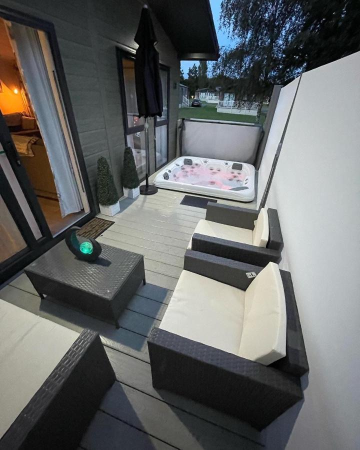 Reynards Retreat Lodge With Hot Tub Barmby on the Moor Eksteriør billede