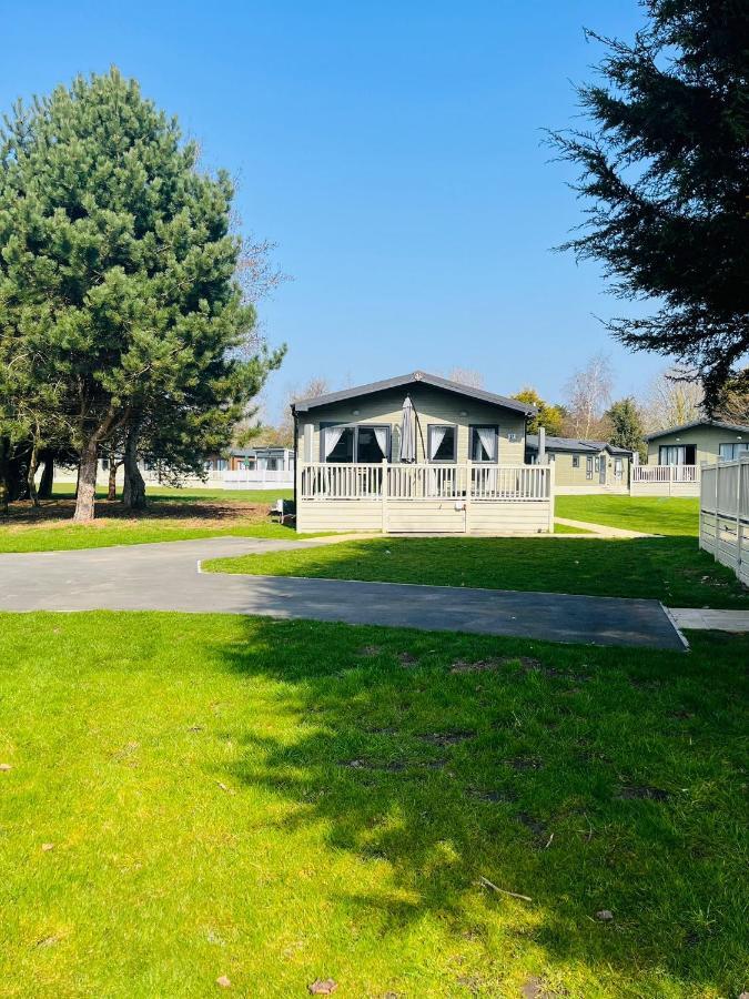 Reynards Retreat Lodge With Hot Tub Barmby on the Moor Eksteriør billede