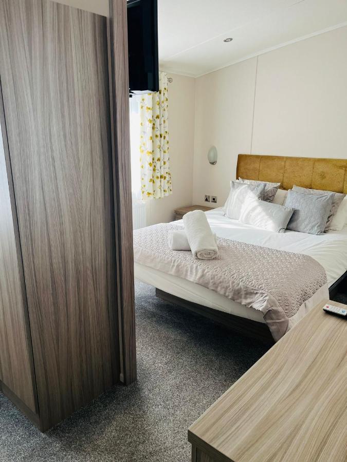 Reynards Retreat Lodge With Hot Tub Barmby on the Moor Eksteriør billede